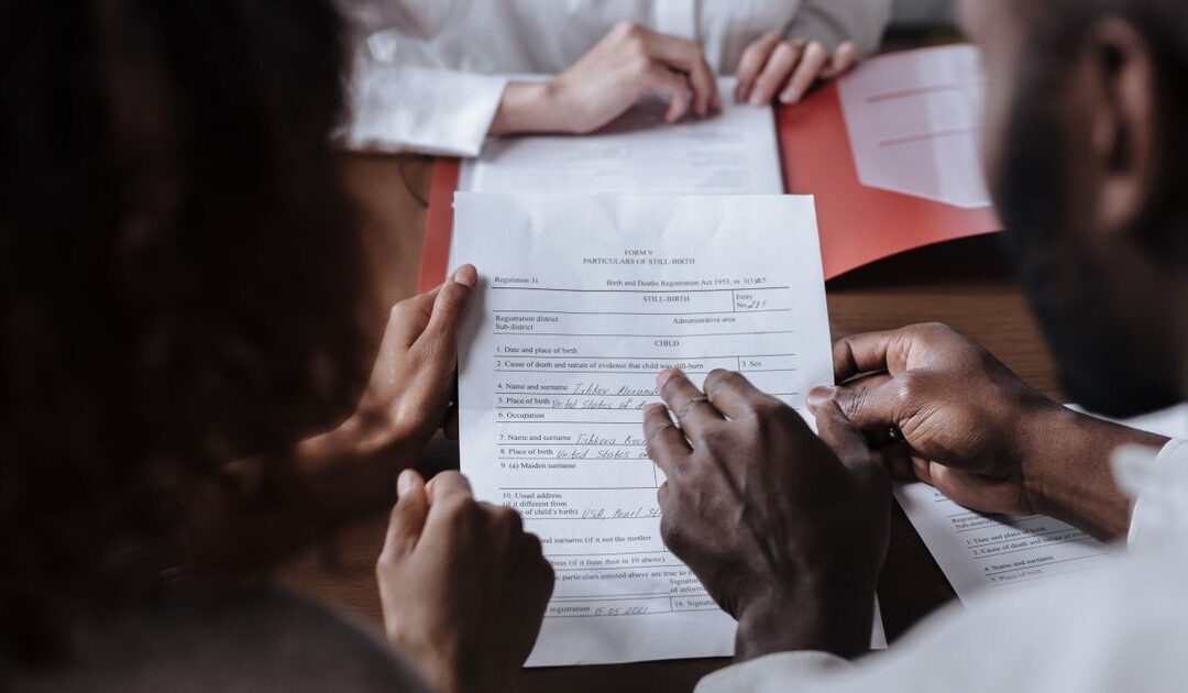 Twee partners bespreken samen met een adviseur de afspraken voor hun echtscheidingsconvenant