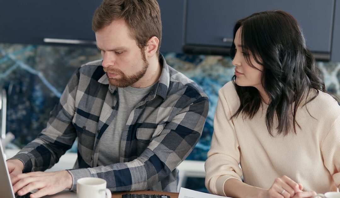 Stel bespreekt samen het huishoudbudget na de online echtscheiding