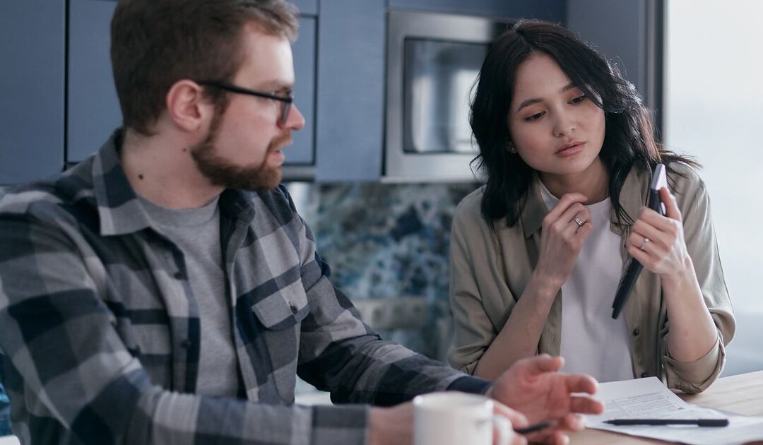 Stel bespreekt samen schenkingen van familie bij de online echtscheiding